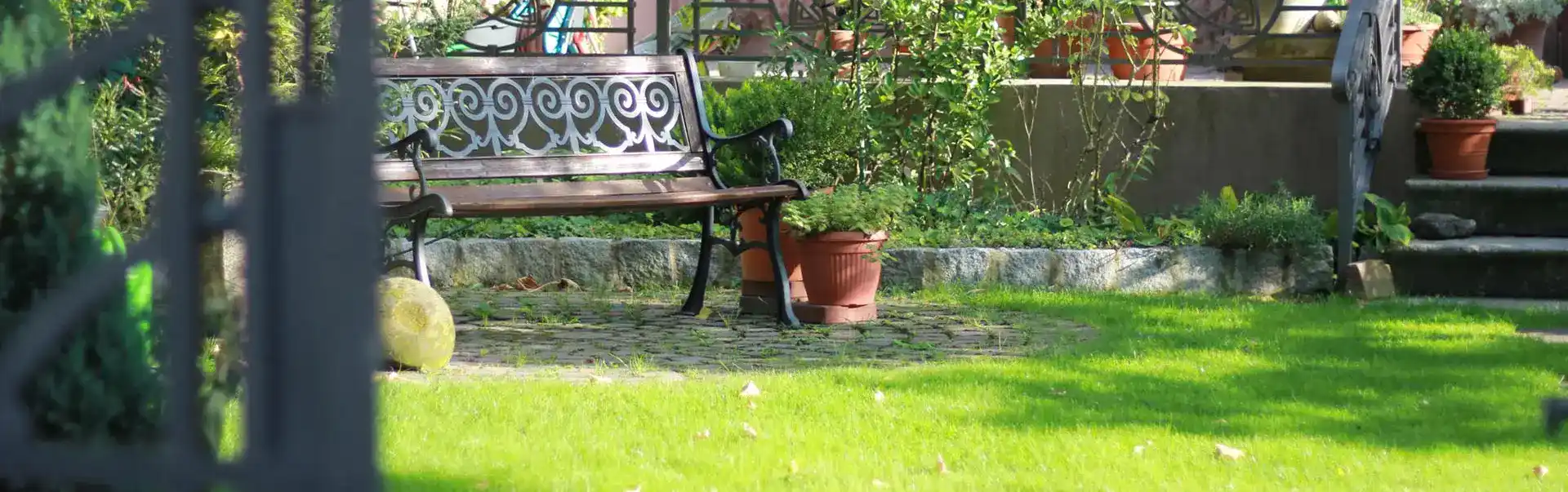 Hochbeet Bausatz im Garten