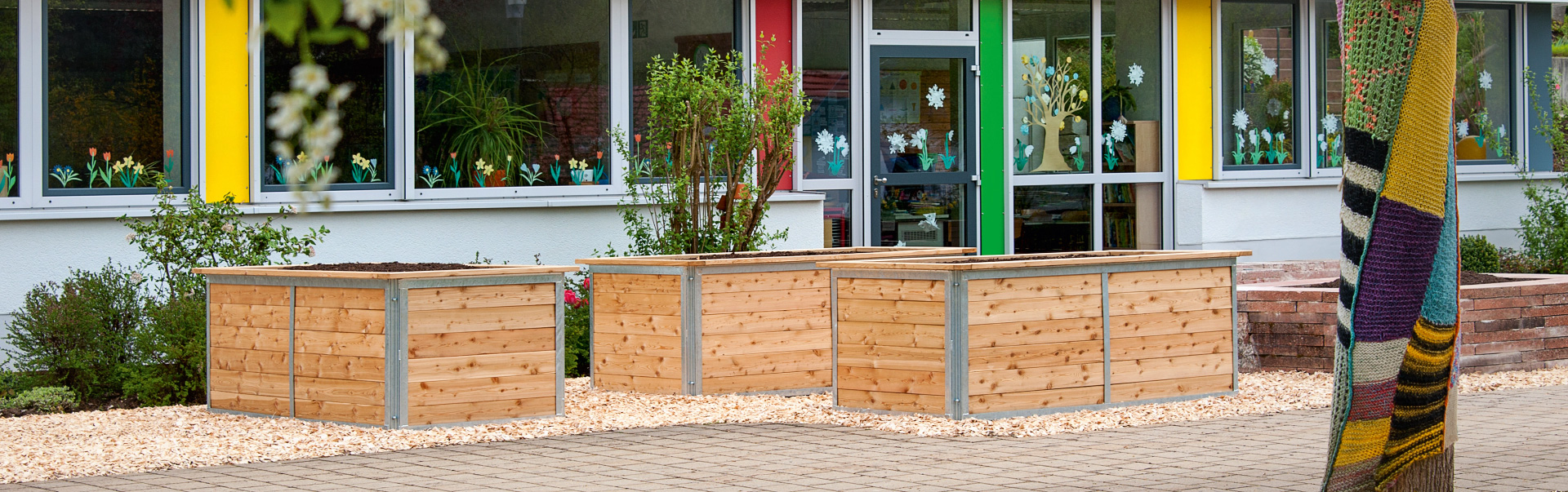 Drei hochwertige Kinder-Hochbeete vor der Schule Pommelsbrunn. Die AG Garten ist begeistert kinder hochbeet vor der grunschule pommelsbrunn