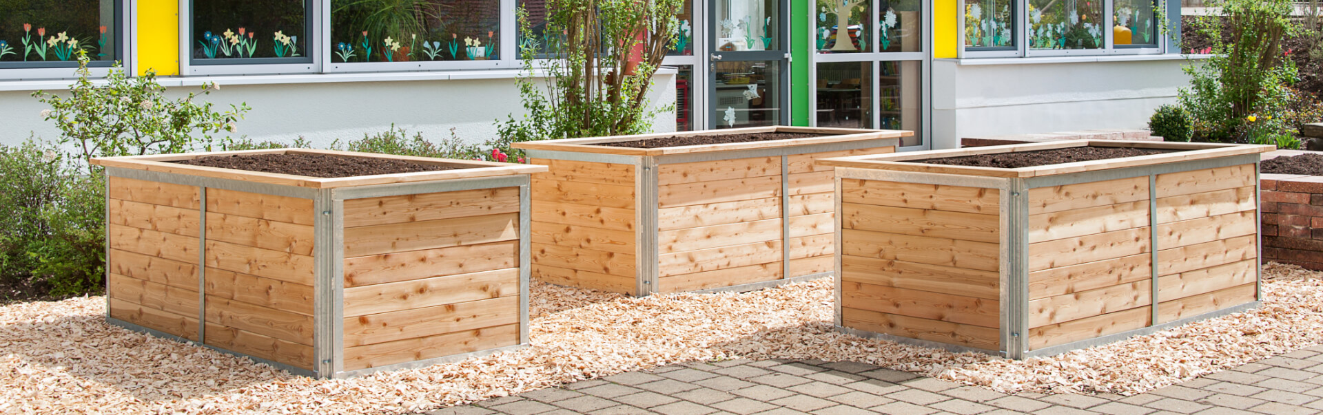 Die neuen Kinder Hochbeete sind fertig zum Bepflanzen und warten auf die AG Garten. drei hochbeete fertig zum bepflanzen