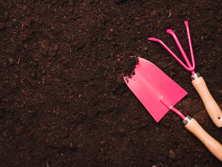 Erde und Gartenwerkzeug