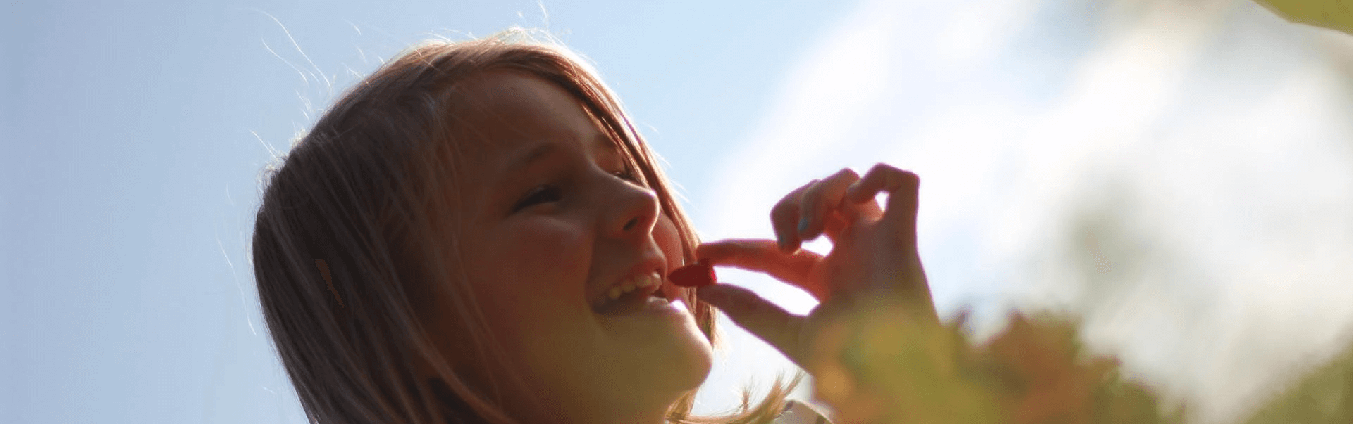 Kinderhochbeete und gesunde Ernährung . Den Zugang zur Natur praktisch und genussvoll erlebbar machen. Kind isst frisches gemüse